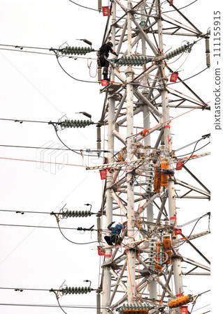 小雨中進行輸電鐵塔檢修工作－輸電線路電工工作現場 111155915