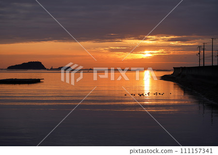 兵庫縣坂越市，日出前後的早晨風景 111157341