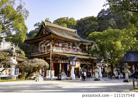 太宰府天滿宮,美麗的塔門擠滿了遊客(福岡縣太宰府市) 太宰府天滿宮,美麗的塔門擠滿了遊客(福岡縣太宰府市) 111157548