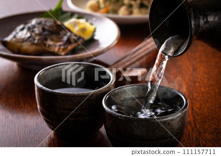 日本酒和小吃 日本酒和小吃 111157711