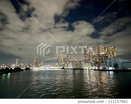Night view of Tokyo seen from a boat 111157801