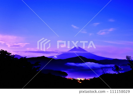 Fuji at dawn from Hakone Taikanzan 111158029