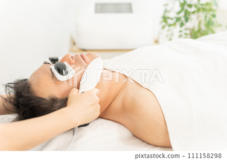 Men undergoing treatment at a hair removal salon (men's hair removal/laser hair removal) Men undergoing treatment at a hair removal salon (men's hair removal/laser hair removal) 111158298