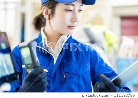 在配送中心工作的年輕女子 在配送中心工作的年輕女子 111158799