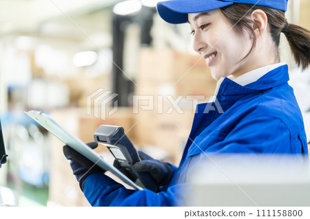 在配送中心工作的年輕女子 111158800