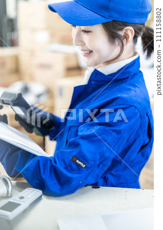 在配送中心工作的年輕女子 111158802