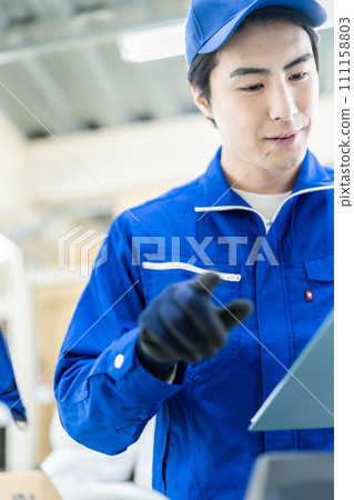 在平台上工作的男工人 111158803