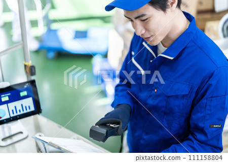 在平台上工作的男工人 111158804