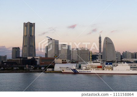 Minato Mirai shining in the morning sun 111158864