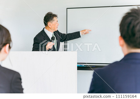 Middle-aged and elderly businessmen presenting at lectures, seminars, training, and presentations (lectures, points, strategies, education) 111159164