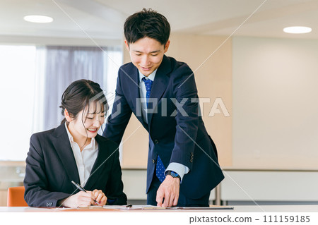 Business woman attending seminar/training/information session/study session and businessman lecturer (vocational training/education) 111159185