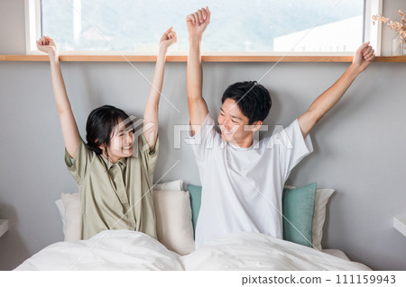 一對睡得香甜舒適、醒來感覺良好的夫妻（起床、上床睡覺、睡覺） 111159943