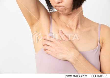 關心腋窩的中年女性 關心腋窩的中年女性 111160396