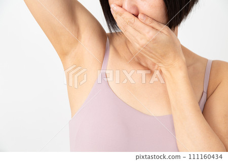 擔心腋臭的中年女性 擔心腋臭的中年女性 111160434
