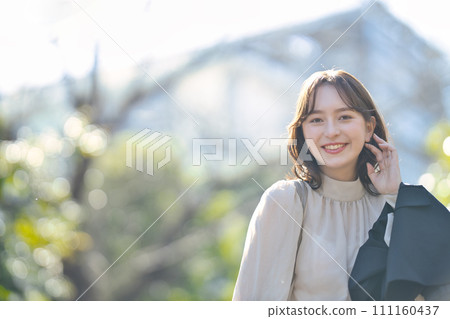 穿著西裝在戶外散步的年輕女子 穿著西裝在戶外散步的年輕女子 111160437
