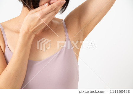 擔心腋臭的中年女性 擔心腋臭的中年女性 111160438