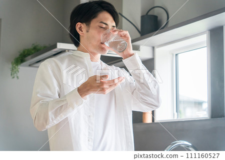 病人在廚房服用口服藥物、補充劑和藥物/藥物治療 病人在廚房服用口服藥物、補充劑和藥物/藥物治療 111160527