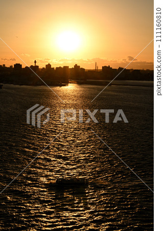 夕陽和一艘駛過橫濱港的船 111160810
