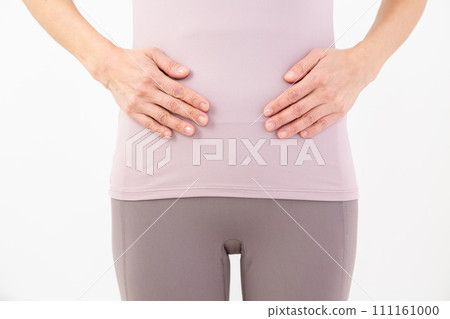 中年婦女摸她的肚子 中年婦女摸她的肚子 111161000