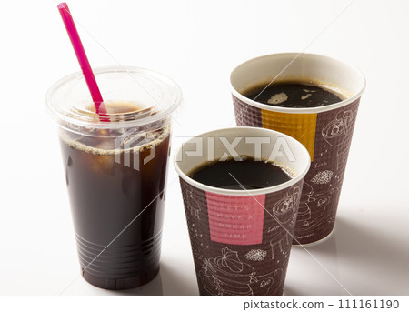 紙杯熱咖啡和塑膠杯冰咖啡 01 紙杯熱咖啡和塑膠杯冰咖啡 01 111161190