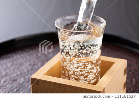 pour cold sake 111161527