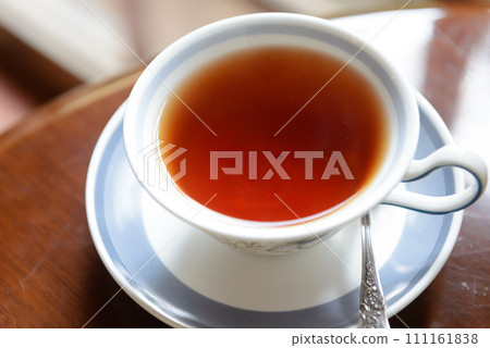 將茶倒入茶杯中 111161838