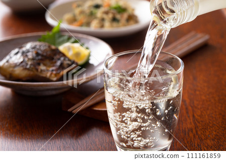 pour cold sake 111161859