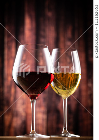 在餐廳喝葡萄酒 111162653