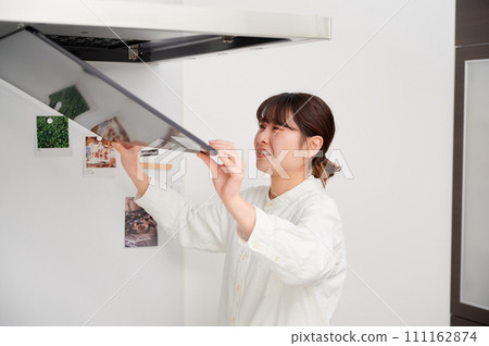 婦女清潔抽油煙機、換氣扇、廚房 婦女清潔抽油煙機、換氣扇、廚房 111162874