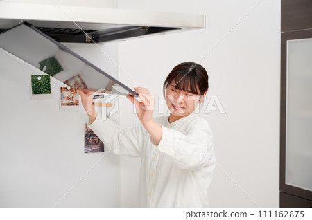 婦女清潔抽油煙機、換氣扇、廚房 婦女清潔抽油煙機、換氣扇、廚房 111162875