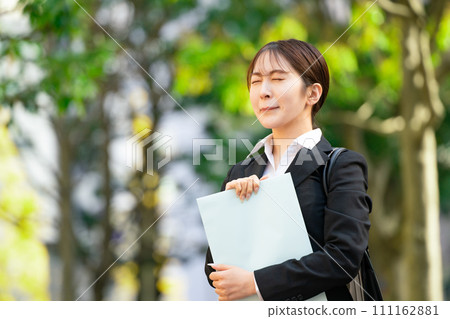 年輕女性商業新人文檔 111162881