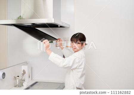 婦女清潔抽油煙機、換氣扇、廚房 婦女清潔抽油煙機、換氣扇、廚房 111162882