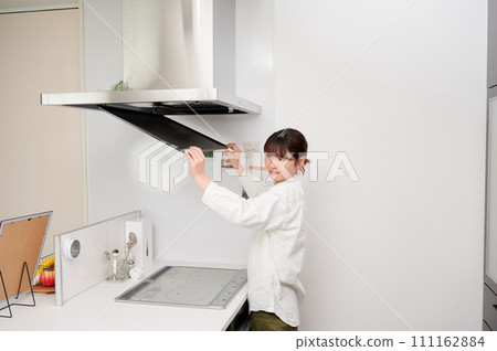 婦女清潔抽油煙機、換氣扇、廚房 婦女清潔抽油煙機、換氣扇、廚房 111162884