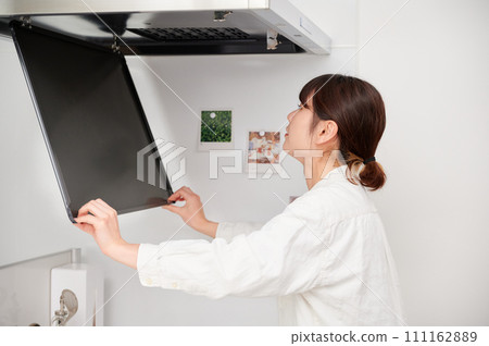婦女清潔抽油煙機、換氣扇、廚房 婦女清潔抽油煙機、換氣扇、廚房 111162889