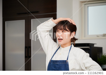 Surprised woman in the kitchen forgets, forgets, forgets Surprised woman in the kitchen forgets, forgets, forgets 111162901