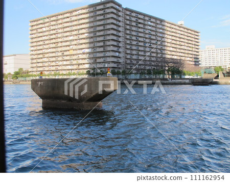The remains of the Fukagawa Line bridge abutment on the Toyosu Canal in Shiohama, Koto Ward, Tokyo 111162954