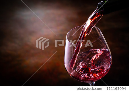 Pour red wine 111163094