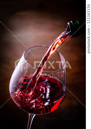 倒紅酒 111163156