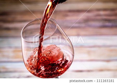 倒紅酒 111163181