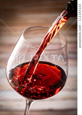 倒紅酒 111163183
