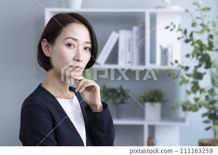 一個表情困擾的職業女性 一個表情困擾的職業女性 111163259