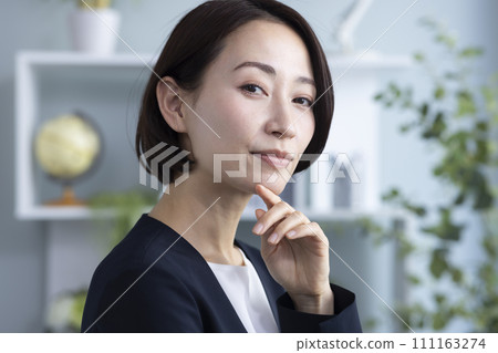 一個表情困擾的職業女性 111163274
