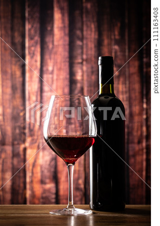 Red wine and wine bottle 111163408