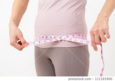 中年婦女測量她的臀部 111163900