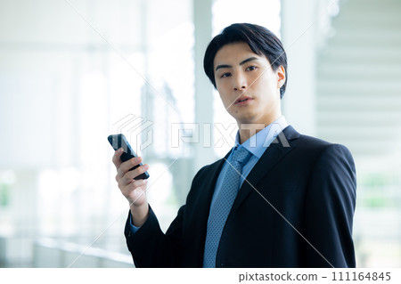 操作智能手機的商人在辦公室 111164845