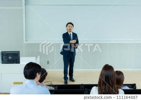 商人在研討會上發言 111164887