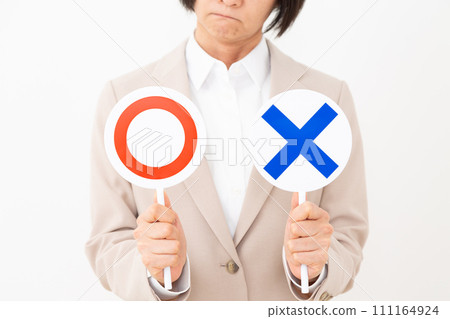 A middle-aged woman in a suit is worried about her round bump plate. 111164924