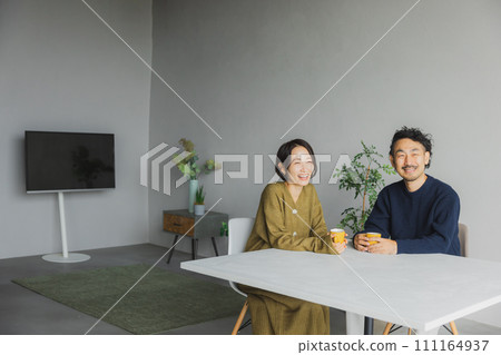 拿著杯子的針織中間夫婦 拿著杯子的針織中間夫婦 111164937