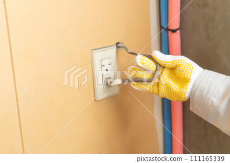 Renovation work: Checking grounded outlets 111165339