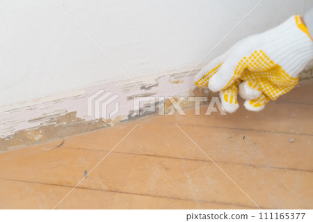 Renovation work - check baseboards before dismantling 111165377